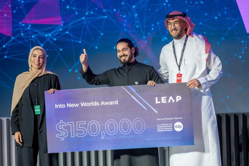 يزيد زيدان يتسلم جائزة Into New Worlds في LEAP — Yazeed Zaidan receiving the Into New Worlds Award at LEAP
